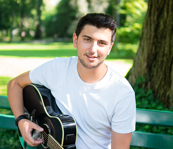 Marco Spiegl mit Gitarre